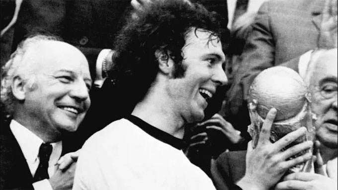 Beckenbauer giành được Quả bóng vàng không phải 1 mà đến 1 lần