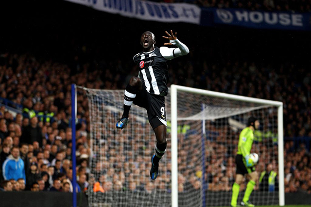 Cisse với bàn thắng đẳng cấp vào lưới Chelsea