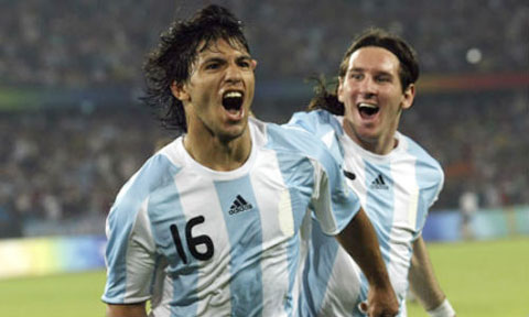 Ban đầu với người Argentina, Messi không nổi danh bằng Aguero (trái)