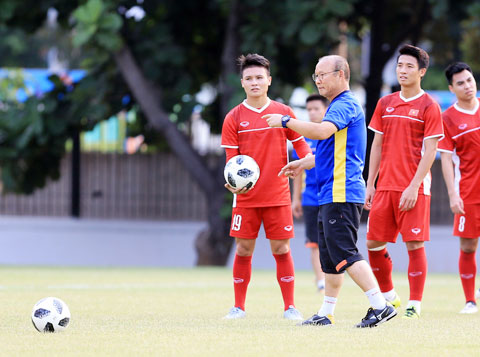 V.League chịu áp lực phải về đích sớm để thầy trò ông Park Hang Seo tập trung cho ĐTQG - Ảnh: Minh Tuấn