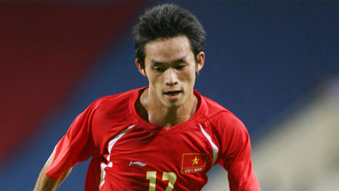 Vũ Phong ăn mừng bàn thắng quý như vàng vào lưới Malaysia ở vòng bảng AFF Suzuki Cup 2008   	Ảnh: ĐỨC CƯỜNG