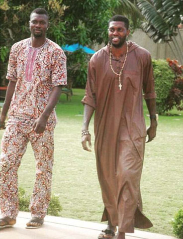 Adebayor tố cậu em Rotimi (trái) đã không biết bao nhiêu lần lấy cắp đồ của anh