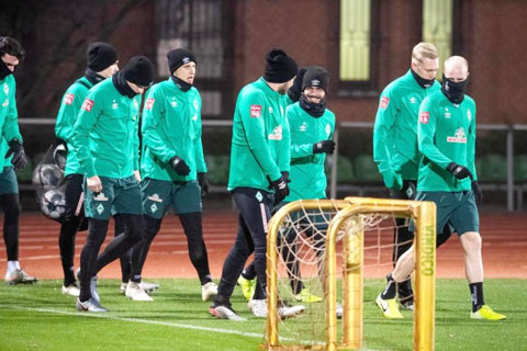 Các cầu thủ Werder Bremen chỉ có vỏn vẹn 1 tuần tập luyện đầy đủ để chuẩn bị cho ngày thi đấu trở lại