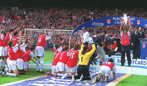 Pires (cầm cúp) và các đồng đội tại Arsenal với màn ăn mừng độc đáo sau khi đoạt chức vô địch Premier League 2003/04