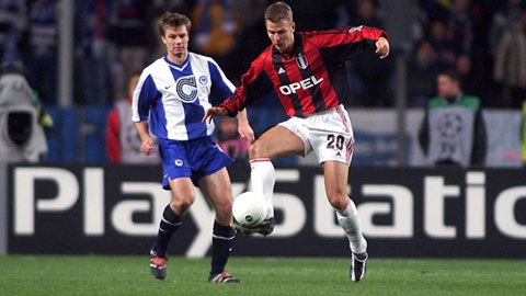 Mùa 1999/00, Milan (phải) phải xếp bét tại vòng bảng Champions League còn Juventus rớt đài ngay từ vòng 1/8 tại UEFA Cup