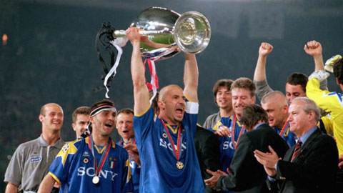 Vialli nâng cao chiếc cúp Champions League danh giá cùng Juventus