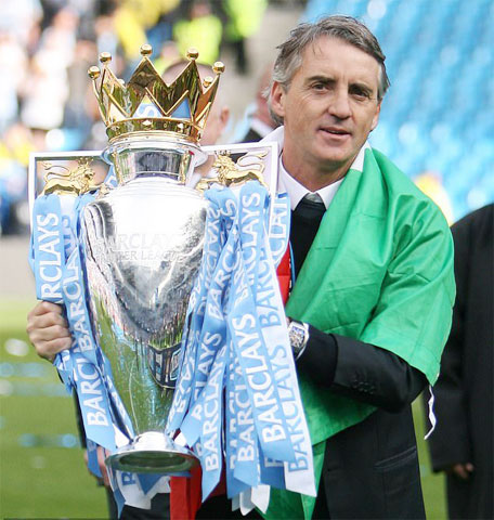 Man City nâng cao cúp vô địch Premier League 2011/12 sau khi ngược dòng đánh bại QPR