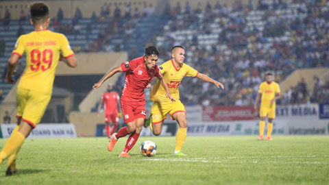 DNH Nam Định (phải) và Hải Phòng trong một trận đấu ở V.League 2019            Ảnh: PHAN TÙNG