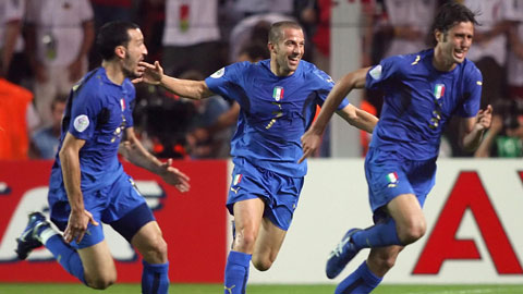 Ngay sau khi dính scandal ở Juventus, những Zambrotta hay Del Piero (giữa) vẫn vững vàng đưa ĐT Italia lên đỉnh thế giới