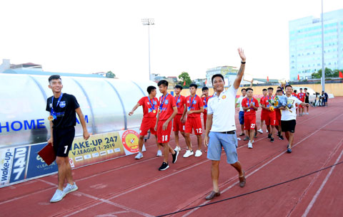 HLV Mai Xuân Hợp cùng các học trò U17 Thanh Hóa ăn mừng chức vô địch U17 QG 2019