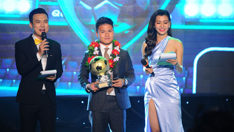 Quang Hải (giữa) là chủ nhân Quả bóng vàng 2018 	Ảnh: QUỐC AN