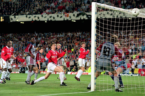 Solskjaer ghi bàn cho M.U trong chiến thắng trước Bayern tại chung kết Champions League 1998/99