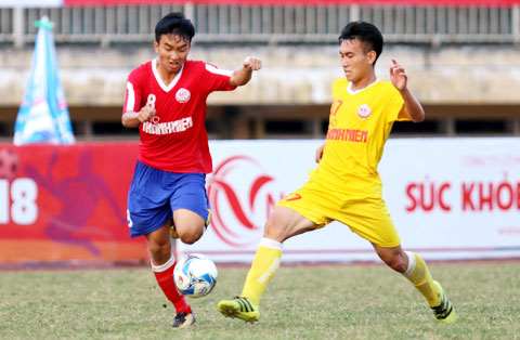 Công Minh (trái) dũng mãnh trong các pha bóng tại các giải trẻ - Ảnh: QUỐC AN