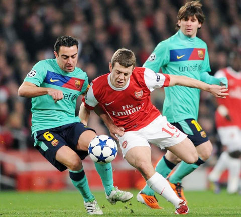 Arsenal tiếp Barcelona trên sân Emirates ở lượt đi vòng 1/8 Champions League 2010/11 được coi là trận cầu hay nhất trong sự nghiệp của Jack Wilshere (giữa)