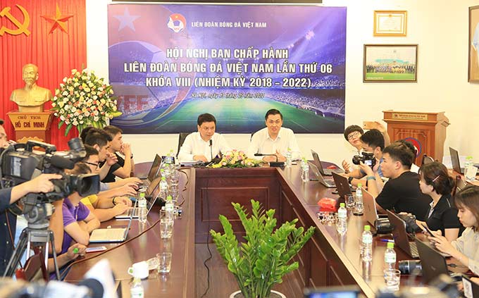 Phó Chủ tịch Cao Văn Chóng và Tổng thư ký Lê Hoài Anh trao đổi với báo giới sau hội nghị - Ảnh: Đức Cường 