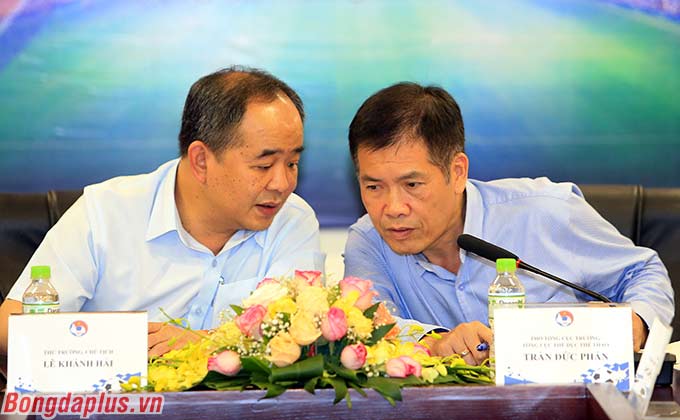 Phó Tổng cục trưởng Tổng cục TDTT - Trần Đức Phấn (bìa phải) tham dự hội nghị 