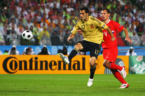 Guiza (trái) ở trận Tây Ban Nha thắng Nga 3-0 tại bán kết EURO 2008