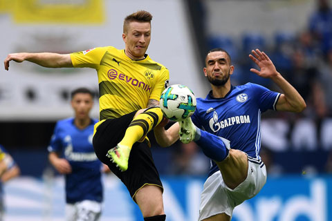 Cựu danh thủ Sebastian Kehl (ảnh chủ) và các CĐV đang rất háo hức chờ trận Dortmund tiếp Schalke (phải) vào ngày 16/5 tới