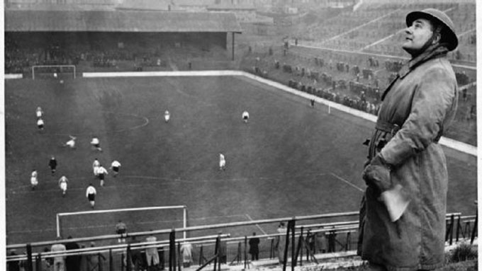 Trận đấu giữa Charlton và Arsenal ở London giữa thời điểm Anh thất thế trước Đức