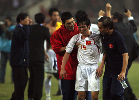 Tấn Tài khóc vì vui sướng sau khi cùng ĐT Việt Nam vô địch AFF Suzuki Cup 2008