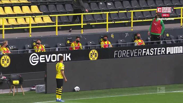 Các cầu thủ Dortmund ngồi cách xa nhau ở trên ghế dự bị