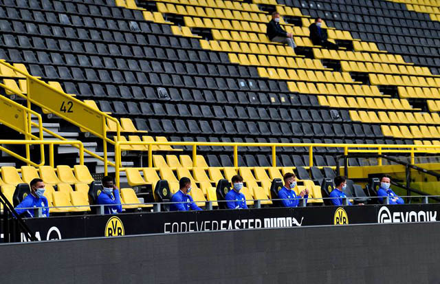 Các cầu thủ Schalke ngồi cách xa nhau ở trên ghế dự bị