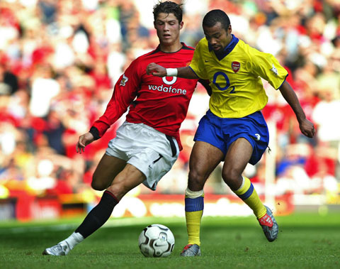 Ở thời kỳ đỉnh cao, Ashley Cole (phải) chơi cho cả Arsenal lẫn Chelsea (ảnh trên) và từng khiến những siêu sao hàng đầu thế giới ngán ngại