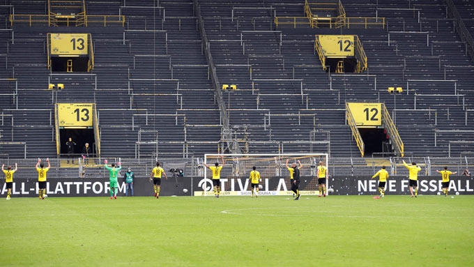 Bức tường vàng lừng lẫy của sân Signal Iduna Park bây giờ trống hoác nhưng các cầu thủ vẫn tiến hành nghi thức cảm ơn trước khi rời sân, tất nhiên vẫn theo cách rất giãn cách