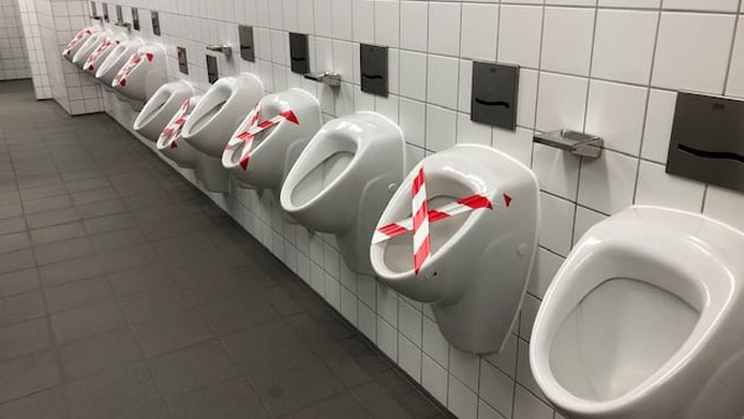 Phòng vệ sinh cũng giãn cách xã hội