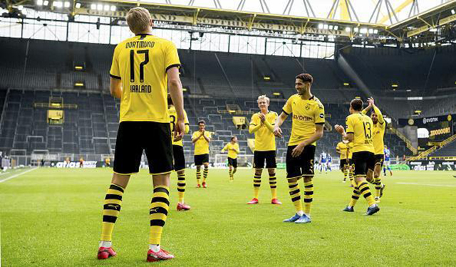 Sau khi ghi bàn vào lưới Schalke, tiền đạo Erling Haaland của Dortmund cùng đồng đội ăn mừng theo kiểu 