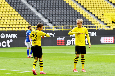 Brandt (phải) in dấu giày trong cả 4 bàn thắng vào lưới Schalke
