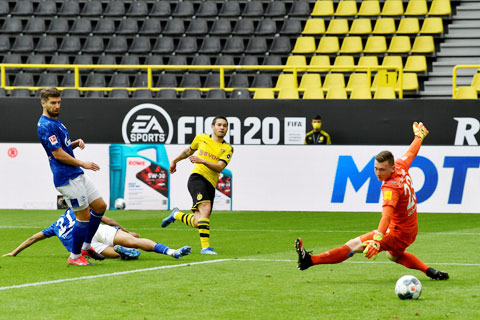 Guerreiro (áo vàng) và đồng đội khẳng định tham vọng vô địch bằng cơn “mưa gôn” dội vào lưới Schalke