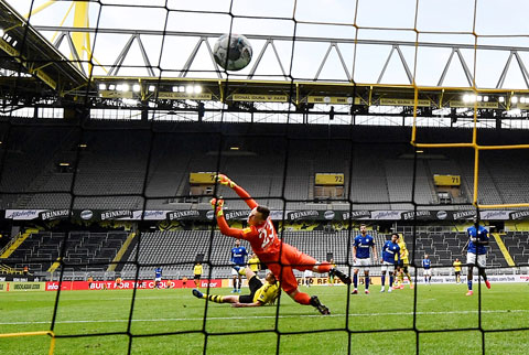 Với khán đài trống vắng, trận Dortmund thắng Schalke 4-0 mang lại nhiều cảm xúc lẫn lộn