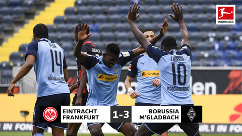 Niềm vui của các cầu thủ M’gladbach sau chiến thắng 3-1 ngay trên sân của Frankfurt ở vòng 26 