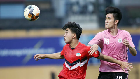 Cầu thủ Viettel (trái) nỗ lực khống chế bóng trước sự áp sát của hàng thủ Hà Nội FC   	Ảnh: Phan Tùng