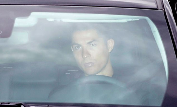 Ronaldo không mang khẩu trang khi lái xe đến trung tâm huấn luyện Continassa tại Turin vào sáng nay (19/5)