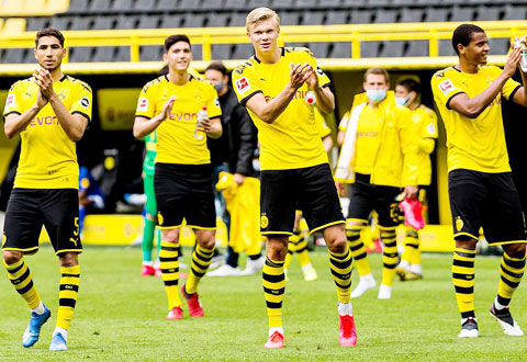 Kết thúc trận đấu, dù trước một khán đài trống vắng, các cầu thủ Dortmund vẫn vỗ tay, vẫy chào như thường lệ