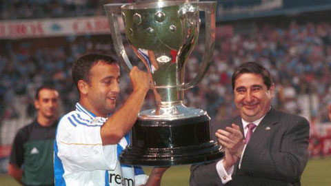 Đội trưởng Fran của Deportivo nâng cao chiếc  Cúp La Liga mùa 1999/2000
