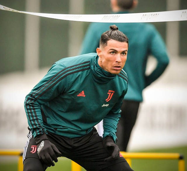 Ronaldo ra mắt kiểu tóc búi tỏi vào năm 2019