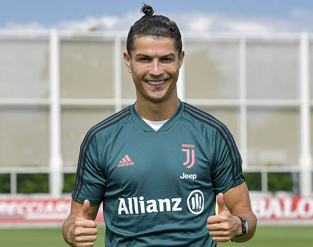 Ở buổi tập mới nhất của Juventus sau đại dịch Covid-19, Ronaldo khoe được bạn gái tết tóc gọn gàng