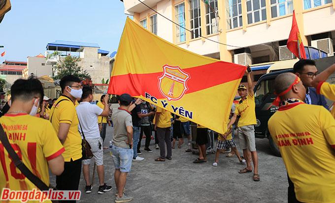 Đây là trận đấu đầu tiên của bóng đá Việt Nam sau 2 tháng rưỡi tạm nghỉ vì dịch Covid-19 