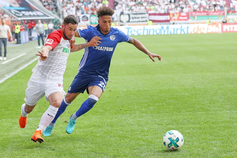 Schalke (phải) khó khuất phục được Augsburg