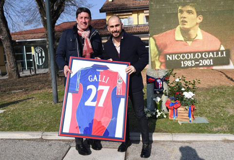 Niccolo Galli mất trong vụ tai nạn xe máy năm 2001 khi chưa đầy 18 tuổi và CLB Bologna đã treo vĩnh viễn chiếc áo số 27 của anh