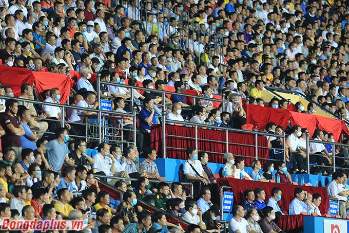 Hơn 10.000 khán giả trên sân Thiên Trường chăm chú theo dõi