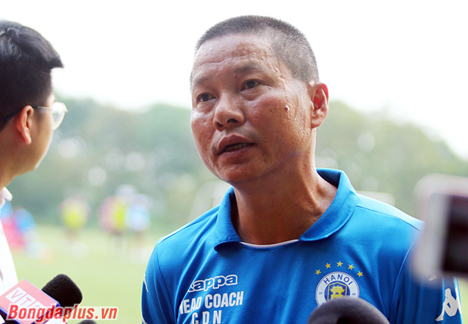 HLV Chu Đình Nghiêm bầu chọn Đỗ Hùng Dũng vào danh hiệu Quả bóng Vàng Việt Nam 2019 - Ảnh: Trí Công 