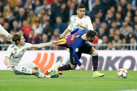 Barca (áo sẫm) hiện hơn Real 2 điểm trong cuộc đua giành chức vô địch
