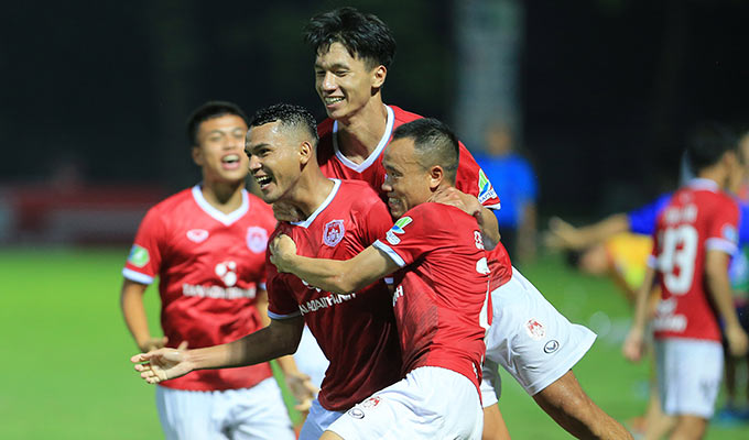 Niềm vui của các cầu thủ chủ nhà sau bàn thắng đẹp mắt của Lâm Thuận 