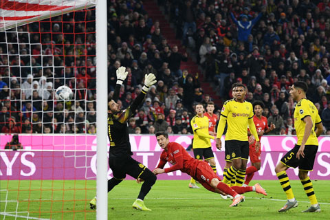 Mất điểm tựa khán giả nhà, hàng thủ Dortmund (áo vàng) nhiều khả năng lại sụp đổ trước Bayern