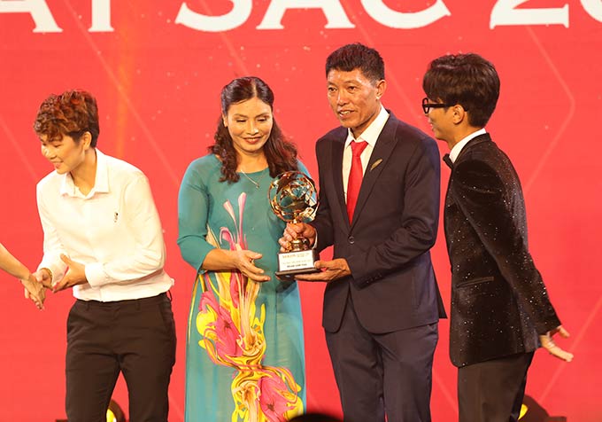 Bố mẹ Đoàn Văn Hậu thay con trai nhận danh hiệu Cầu thủ trẻ xuất sắc nhất 2019. Đây cũng là lần thứ 3 liên tiếp Văn Hậu nhận giải thưởng này. 