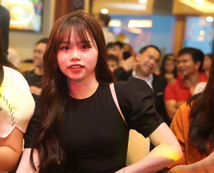 Huỳnh Anh, bạn gái mới của Quang Hải được cầu thủ này đưa đến dự Gala 